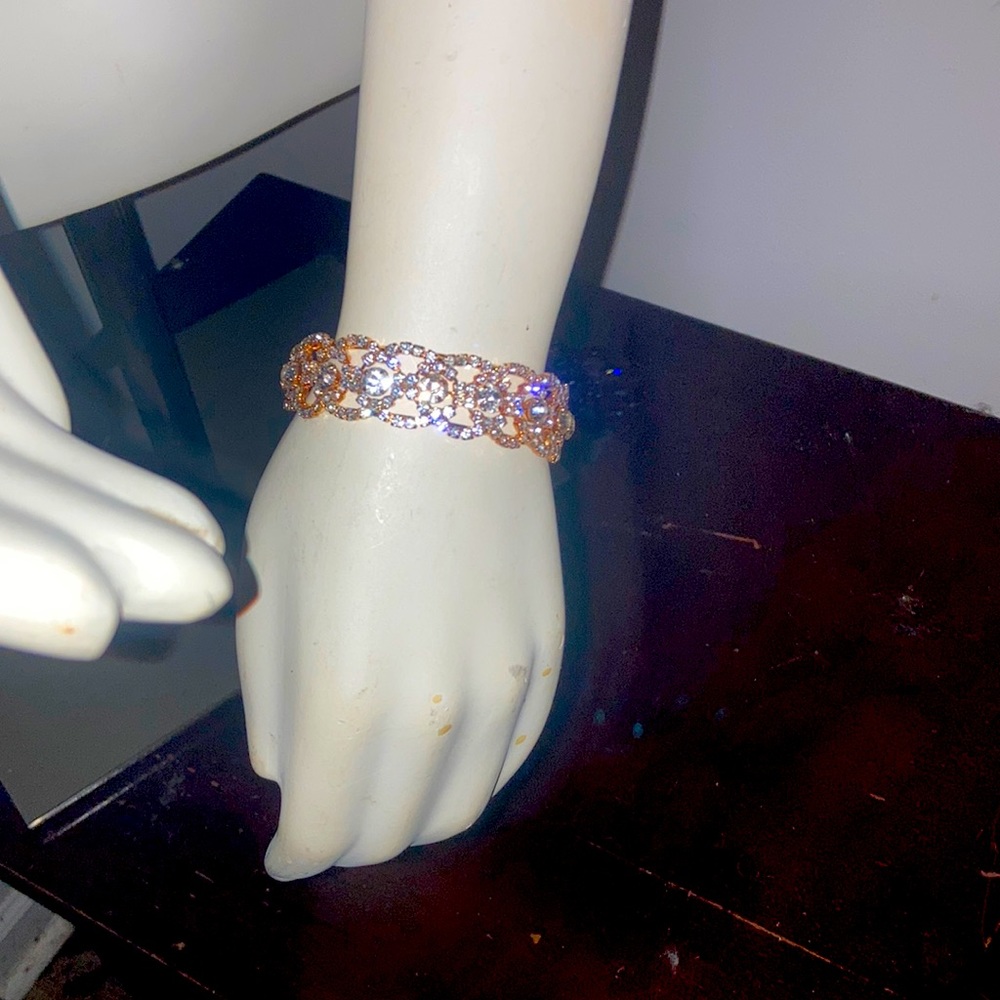 This beautiful gold and diamond bracelet - Picture 2 of 3